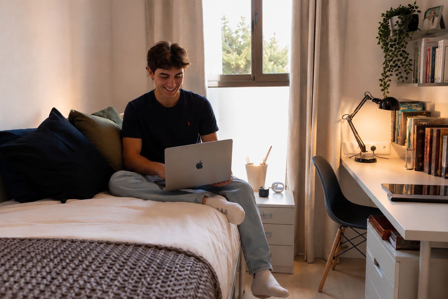 Estudiante con el portátil en su habitación Zentura
